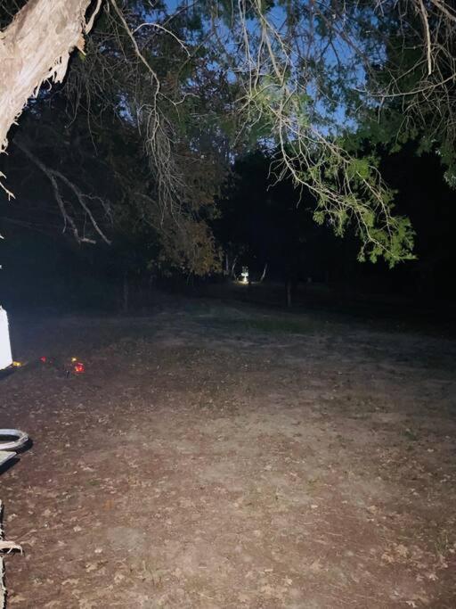 הוילה Bastrop Tiny Disc Golf Retreat מראה חיצוני תמונה